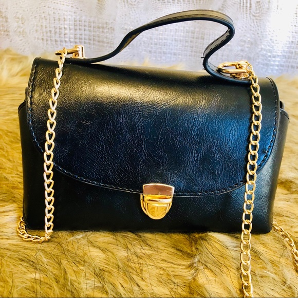 Vintage Handbags - Black Vintage with Gold Chain Shoulder Purse 💜